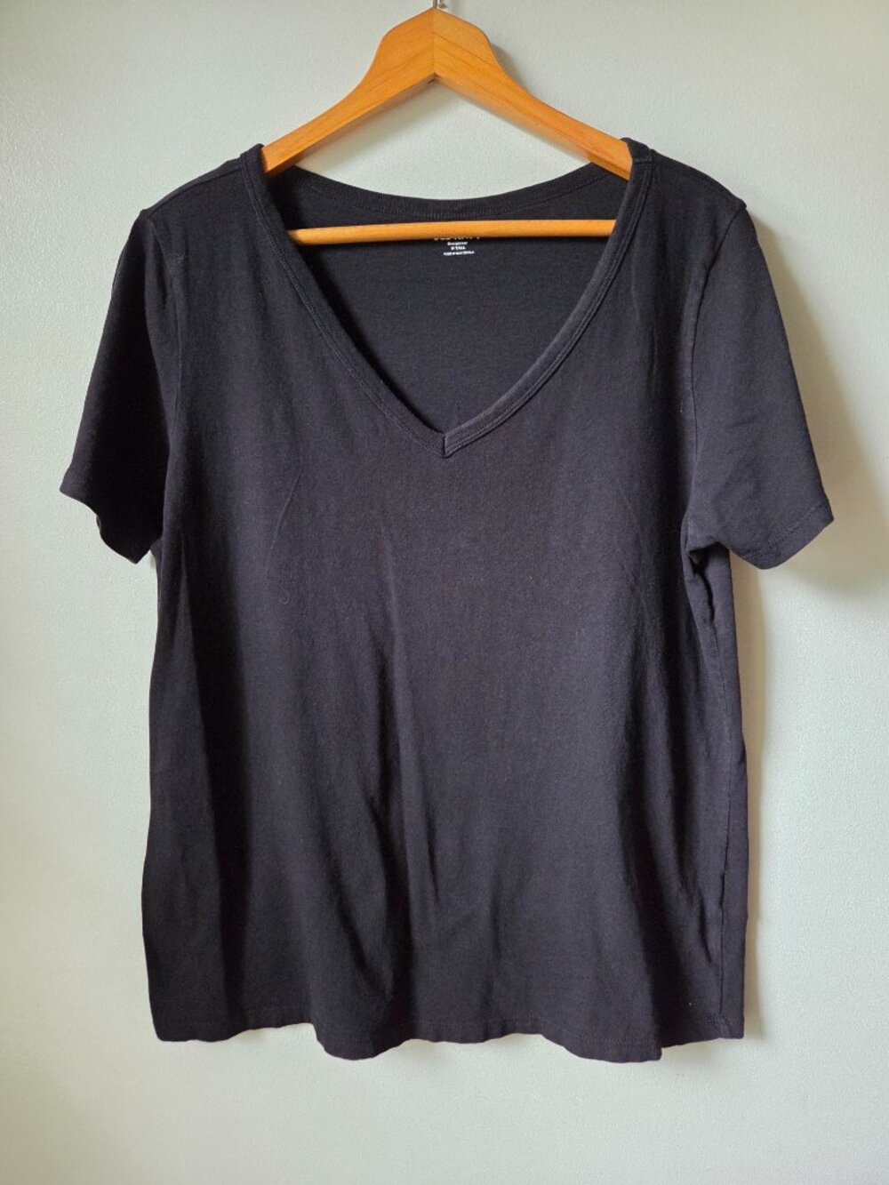 EUC OLD NAVY EVERYWEAR BLACK V NECK TEE SIZE M TALL